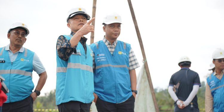General Manager PLN UIP Nusra, RDW Manurung (tengah), melakukan kunjungan lapangan ke proyek pembangunan SUTT 150 kV Mataram–Mantang didampingi Manager UPP Nusra 1, Yogi Yohanes Siburian (kanan), dan Senior Manager Operasi dan Konstruksi PLN UIP Nusra, Eko Sukmawanto (kiri), usai pelaksanaan pisah sambut.