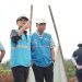 General Manager PLN UIP Nusra, RDW Manurung (tengah), melakukan kunjungan lapangan ke proyek pembangunan SUTT 150 kV Mataram–Mantang didampingi Manager UPP Nusra 1, Yogi Yohanes Siburian (kanan), dan Senior Manager Operasi dan Konstruksi PLN UIP Nusra, Eko Sukmawanto (kiri), usai pelaksanaan pisah sambut.