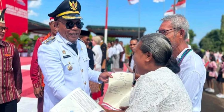 Di Momentum HUT ke-81 RI, Bupati Lembata Serahkan Sertifikat Tanah kepada Masyarakat