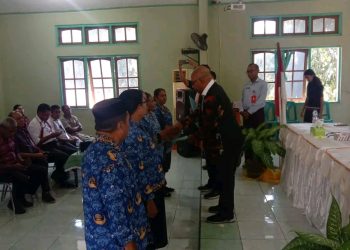 Bupati Lembata Serahkan SK Penataan Kepala Sekolah, Tekankan Kepemimpinan Profesional dan Integritas