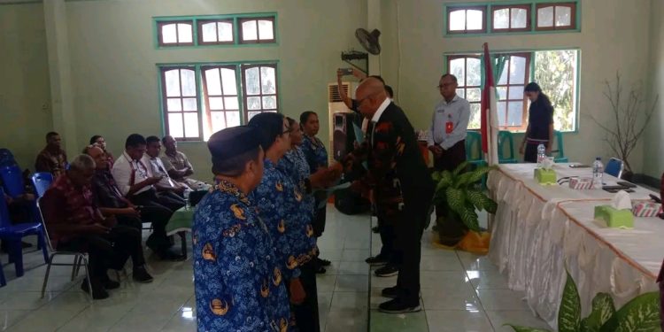 Bupati Lembata Serahkan SK Penataan Kepala Sekolah, Tekankan Kepemimpinan Profesional dan Integritas