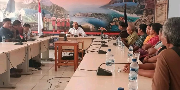 Solidaritas Warga Atadei Serahkan Petisi Penolakan Geotermal kepada Bupati Lembata