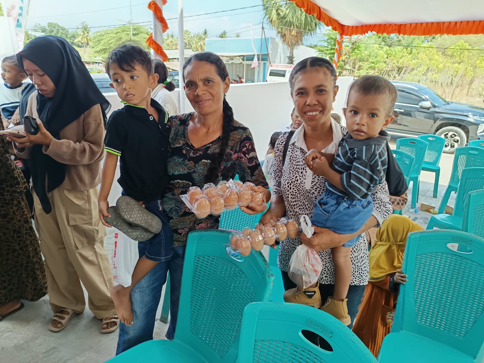 ALFAMART BEROPERASI DI LEMBATA: Peduli Pengentasan Stunting, Buka Perdana di Lembata Alfamart Bagi-bagi Telur & Paket Sembako Gratis